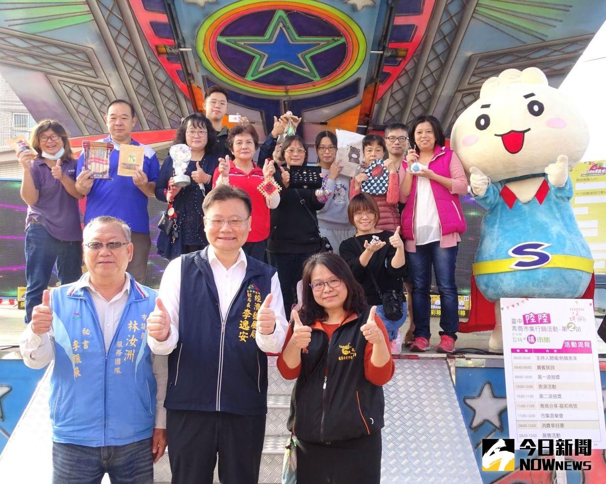 ▲臺中經發局為了幫公有市場添活水，今天在龍泉市場舉辦「青商市集」，號召青商結盟。（圖／記者金武鳳攝，2020.12.13)