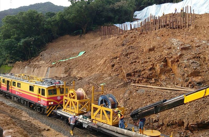 ▲台鐵瑞芳至猴硐路段4日發生邊坡坍塌，今日進入搶修第10日。（圖／台鐵提供）