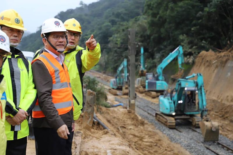 ▲台鐵瑞芳至猴硐路段4日發生邊坡坍塌,目前搶修進入第10日。交通部長林佳龍今(13)日上午前往視察。(圖/翻攝自林佳龍臉書)