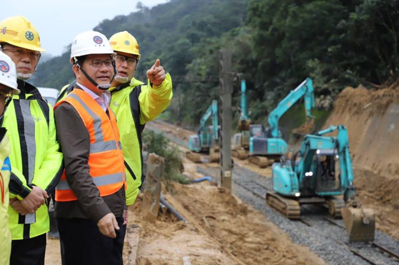 ▲台鐵瑞芳至猴硐路段4日發生邊坡坍塌，目前搶修進入第10日。交通部長林佳龍今（13）日上午前往視察。（圖／翻攝自林佳龍臉書）