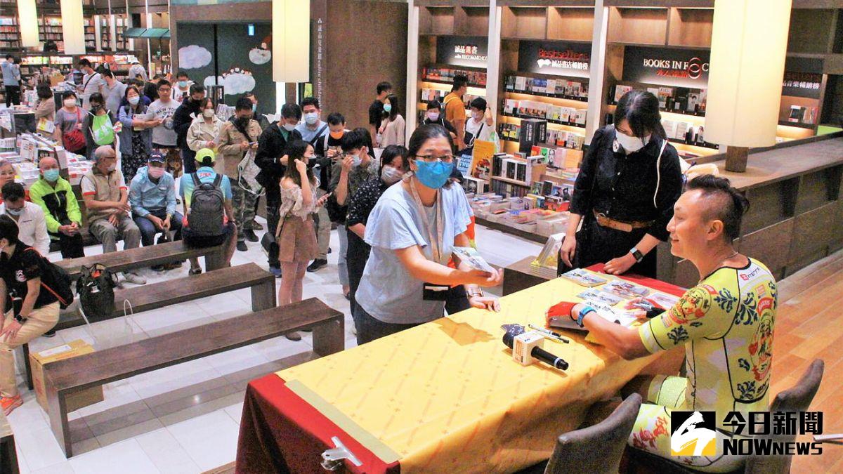 ▲ 《醫護鐵人台灣經典賽事全攻略》是一本介紹臺灣知名路跑馬拉松、自行車越野賽、長泳鐵人三項耐力型賽事及運動防護的攻略書籍。（圖／記者陳美嘉攝，2020.12.12）