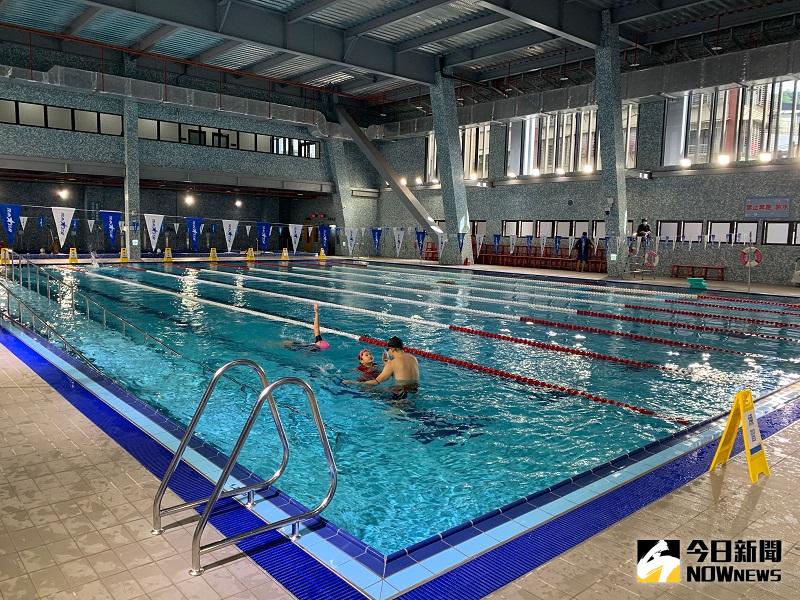 ▲新店運動中心有25米溫水游泳池，天氣冷也不怕。(圖/記者康子仁攝)