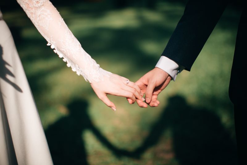 ▲女子和老公結婚8年，發現婆家平時都很節儉，卻在外面欠了一大筆債，在她逼問之下，老公才坦承當初68萬聘金是用借的。圖中非當事人。（示意圖／取自unsplash）