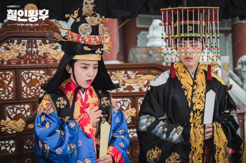 ▲▼劇中，申惠善（上圖左、下圖右成為）金正鉉的皇后。（圖／tvN、friDay影音）