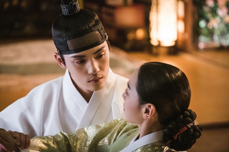 ▲▼劇中,申惠善(上圖左、下圖右成為)金正鉉的皇后。(圖/tvN、friDay影音)