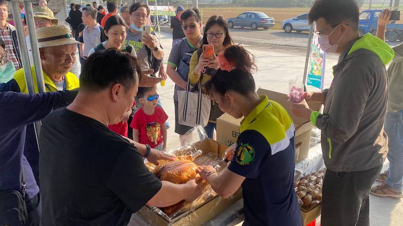 ▲嘉義縣溪口農村辦台版感恩節推火雞肉大餐。（圖／讀者李小姐提供）