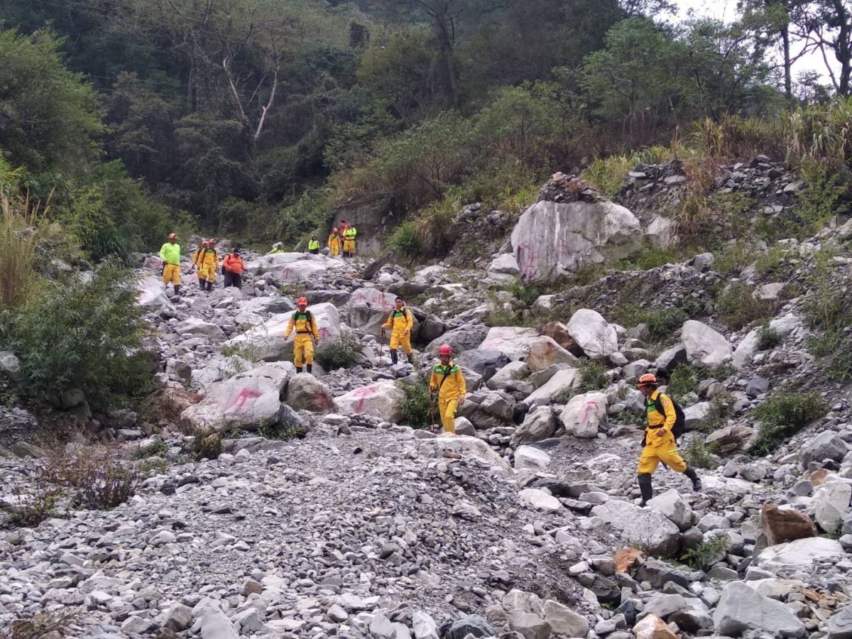 ▲邱姓男子騎乘機車闖入中橫便道德基管制站，最後疑跳下邊坡，至今已失蹤37天仍未果。警方及民間搜救團隊共25人，仍前往搜尋中。(圖／警方提供2020.12.13)