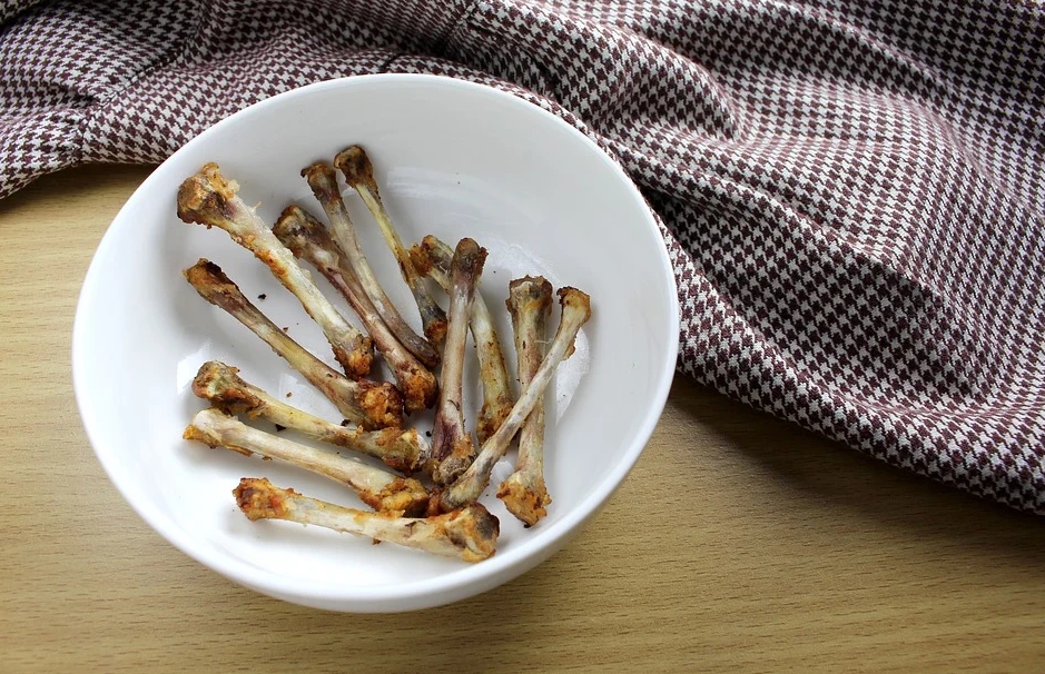 ▲有網友好奇提問「骨頭到底是要丟廚餘，還是垃圾？」（示意圖／翻攝自《pixabay》 ）