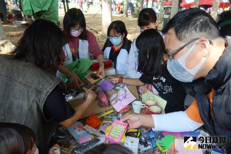 ▲彰化家扶中心舉辦愛心園遊會，吸引民眾尋寶做愛心。（圖／記者陳雅芳攝，2020.12.