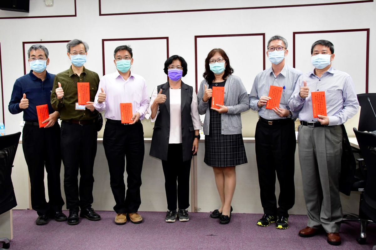 ▲彰化縣實施5項子計畫，勇奪行政院食安五環改革績效評比榮獲雙冠王，榮獲獎勵金達4764萬元，縣長王惠美獎勵有功人員。（圖／彰化縣衛生局提供）