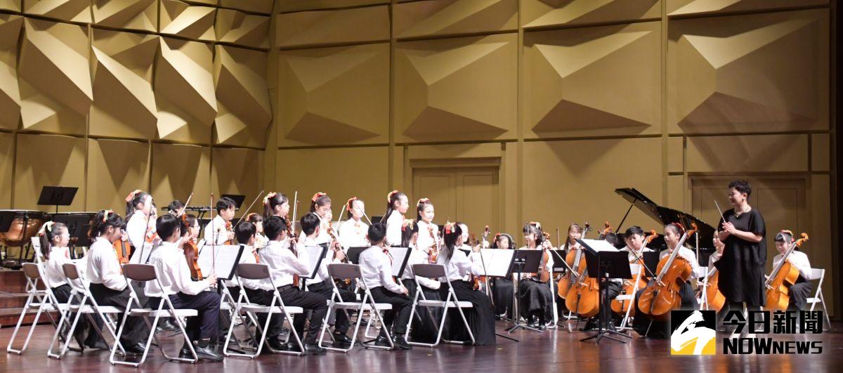 ▲彰化縣立青少年管弦樂團暨彰化縣立兒童弦樂團在員林演藝廳舉辦109年度公演「齊樂聖誕音樂會」，大家聆聽到如此美好音樂及天籟之聲，真的非常的感動。（圖／記者陳雅芳攝，2020.12. 13）