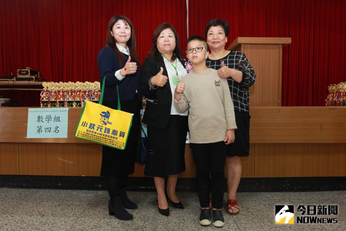 ▲今年60歲的邱愛惠今天和女兒簡巧菱，一起帶著就讀小學三年級的孫子鄭茗澤參加今天的比賽，左二為桃園多元教育發展協會理事長施美鈴。（圖／記者李春台攝, 2020.12.13）
