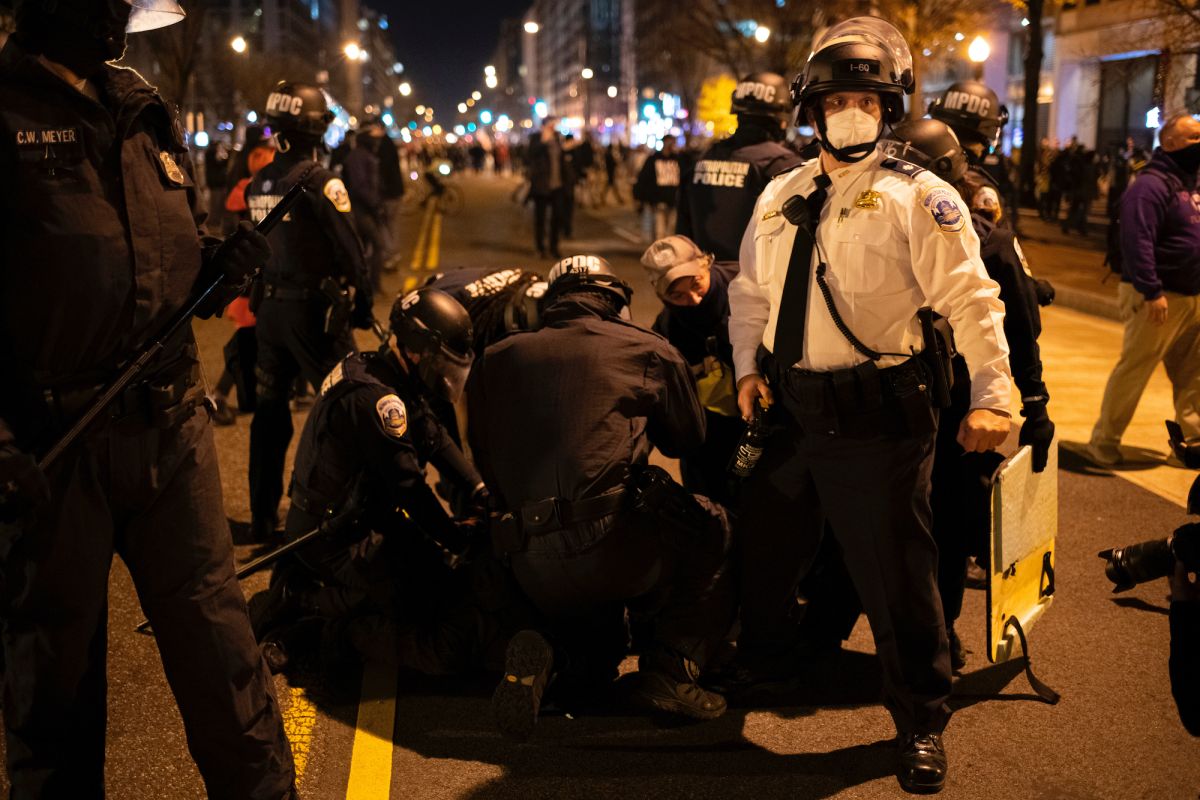 ▲保守派團體人士與「黑人的命也是命（BLM）」的示威者，雙方在華盛頓街頭爆發衝突，當地警方將抗議者壓制在地。（圖／美聯社／達志影像）