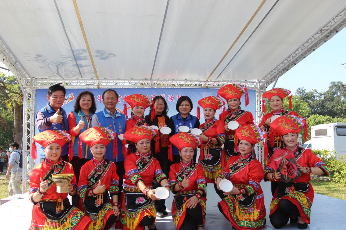 ▲來自不同國家的雲林縣新住民在古坑228公園展現多項異國風味美食和風土歌舞而歡度移民節。（圖／記者簡勇鵬攝，2020.12.13）