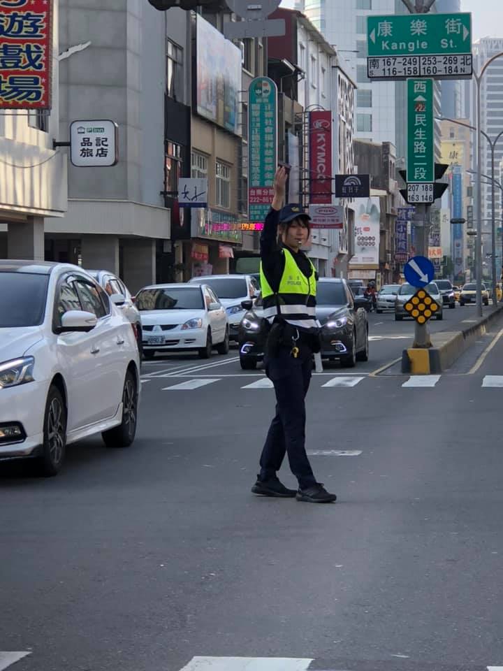 ▲許多網友也忍不住開玩笑,這名女警或許就是塞車原因。(圖/翻攝自