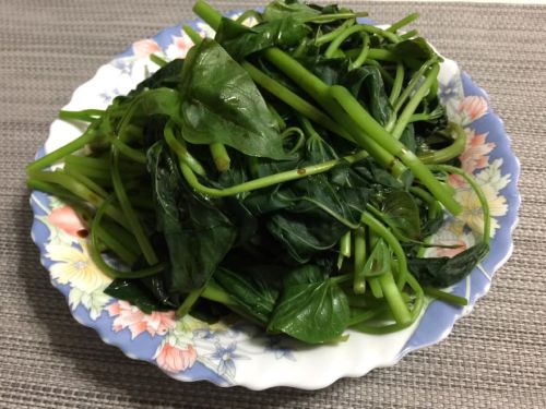 ▲地瓜葉雖被視為健康蔬菜代表，但口味清淡，料理變化有限，最近網路卻瘋傳「地瓜葉＋九層塔」的新吃法，短時間衝出240萬次點閱，讓不少人開始關注。（圖／NOWNEWS資料照）