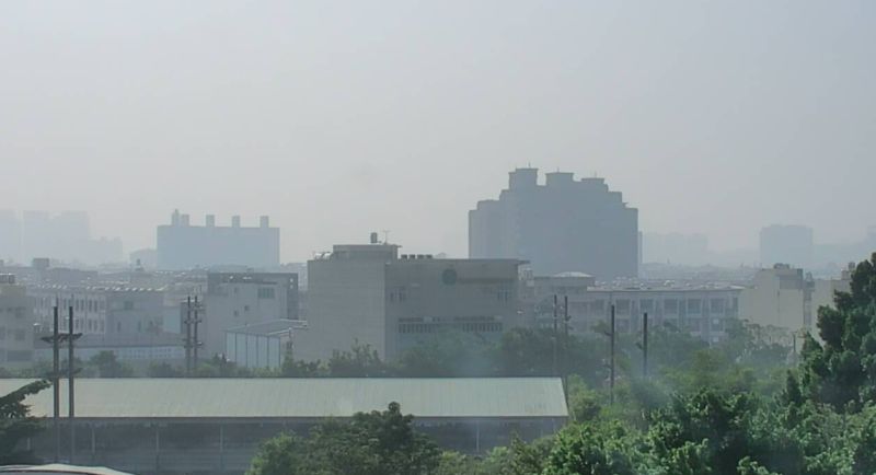 ▲環保署表示，明（29）日中南部的空氣品質可能短時間達紅色警示等級。（圖／翻攝自空氣品質監測網）