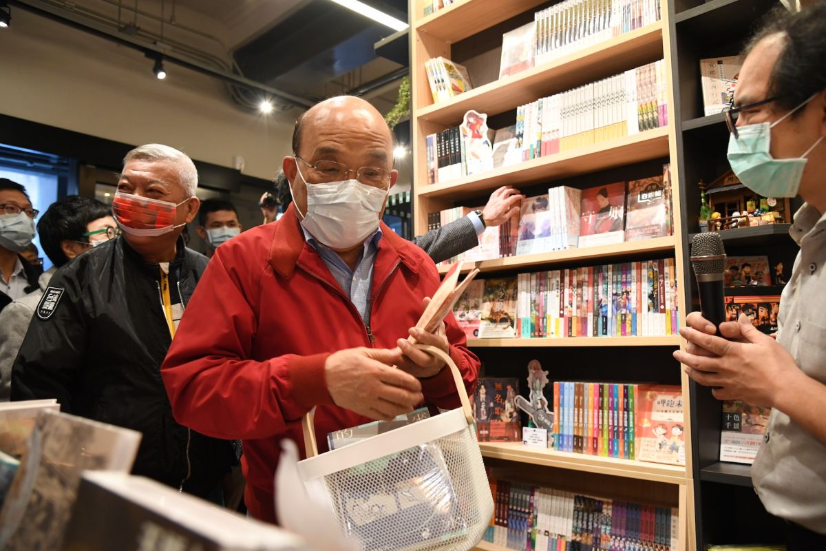 ▲行政院長蘇貞昌回應三倍券買漫畫打統編風波，蘇說他也不知道，是「有人多事、多此一舉」。（圖／行政院提供）