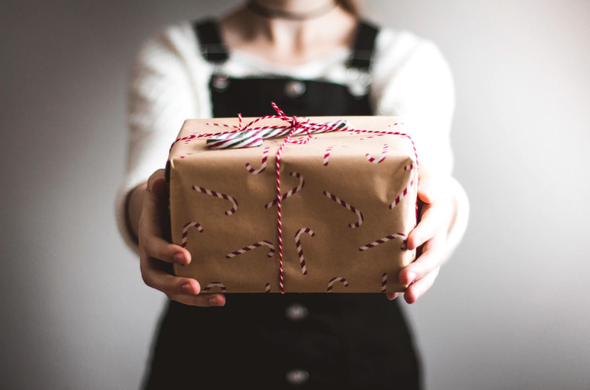 ▲有些公司為了增進員工感情，會在聖誕節安排交換禮物活動，但若是強制參加也會造成部分人困擾。（示意圖／取自unsplash）