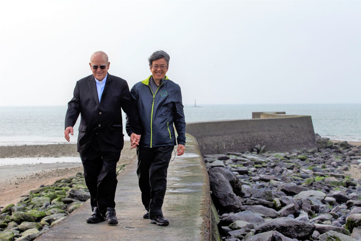 ▲前副總統陳建仁為澎湖惠民醫院重建募款，不惜冒著寒流與強勁的東北季風吹襲下，與今年得到醫療奉獻獎的呂若瑟神父，聯袂在寒風中進行長達2日宣傳片拍攝。（圖／澎湖惠民醫院提供）