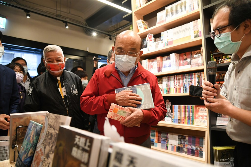 ▲蘇貞昌日前參訪台灣漫畫基地，使用三倍券支持本土漫畫，卻被抓包結帳時打統編，引發爭議。（圖／行政院提供）