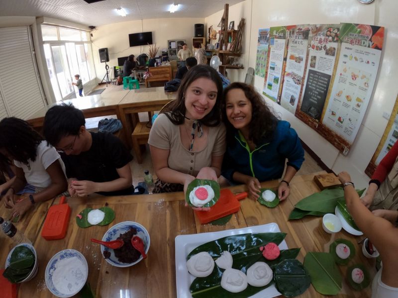 ▲龍水社區的紅龜粿DIY對外國朋友來說很新鮮。（圖／屏東縣政府提供,