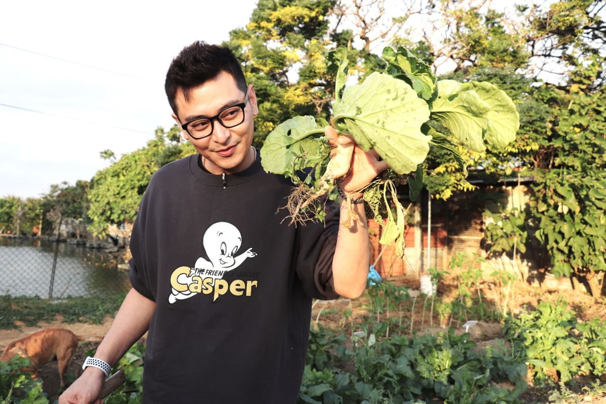 ▲陳冠霖在農地裡拔蘿蔔，為高中籃球小將們加菜。（圖／東森提供）