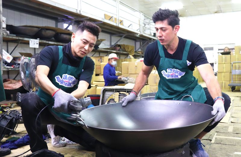▲陳冠霖（左）與舞陽體驗製作傳統鐵鍋。（圖／東森提供）