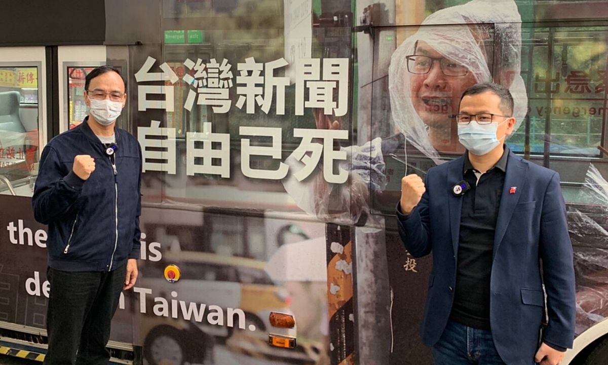 ▲國民黨革實院長、台北市議員羅智強，14日上午與前新北市長朱立倫一同召開「台灣新聞自由已死」公車上路記者會。（圖／羅智強辦公室提供）