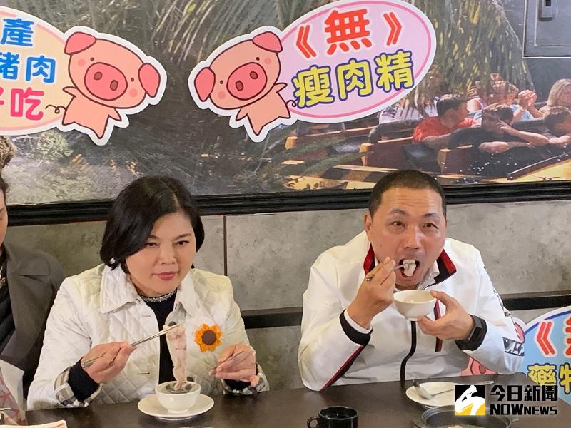 ▲新北市長侯友宜和豬肉大縣雲林縣長張麗善合體，一起推廣國產豬肉。(圖/記者康子仁攝)