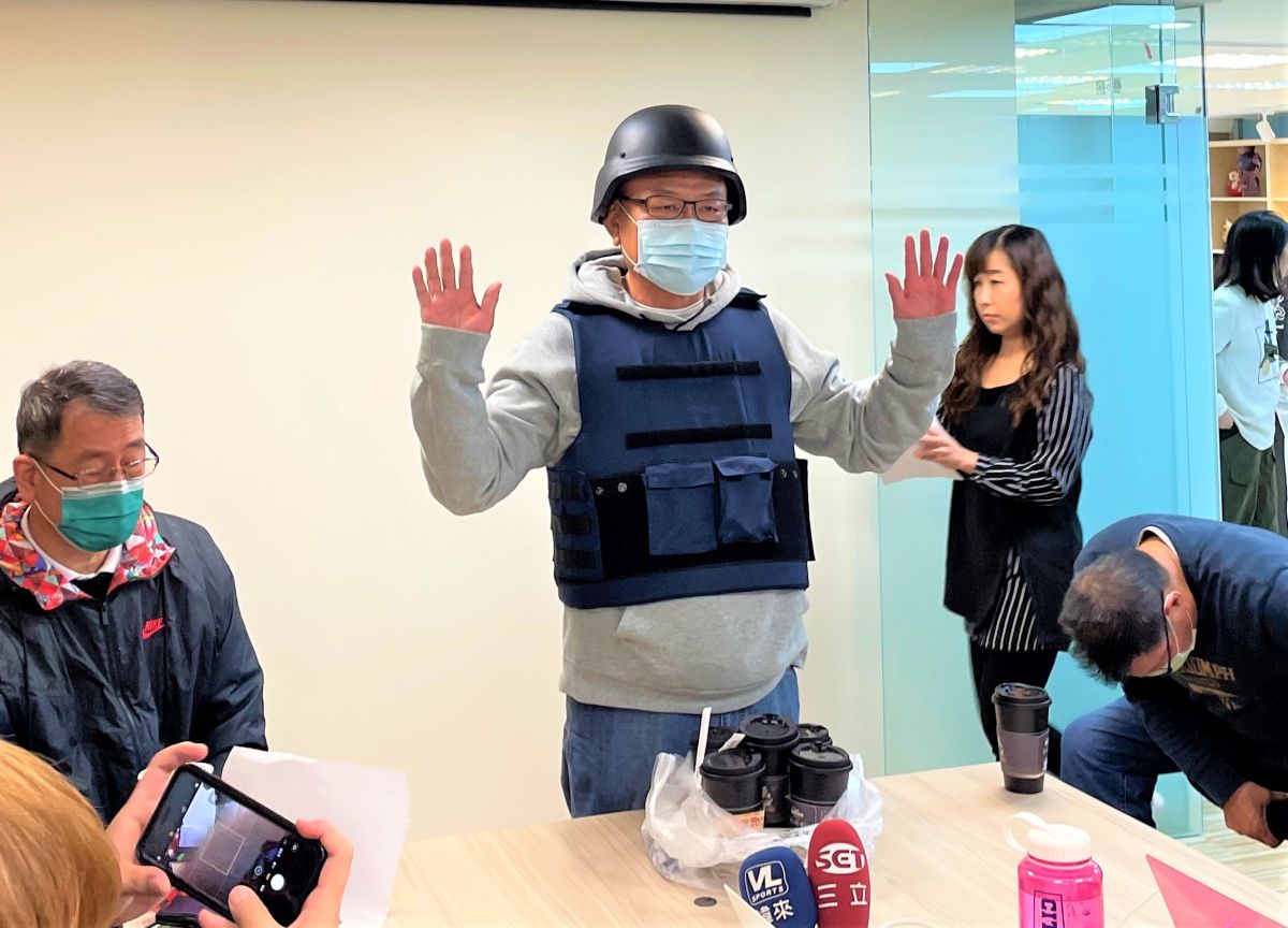 ▲SBL球團委員會召集人沈會承穿防彈衣和鋼盔。（圖／鍾東穎攝 ,2020.12.14）