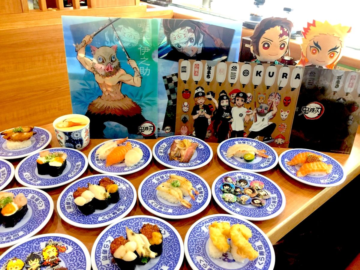 ▲連鎖迴轉壽司品牌推出「鮮蝦喜鮭祭」，同時聯名知名動漫鬼滅之刃推出限定周邊商品。（圖／記者黃仁杰攝,2020.12.14）