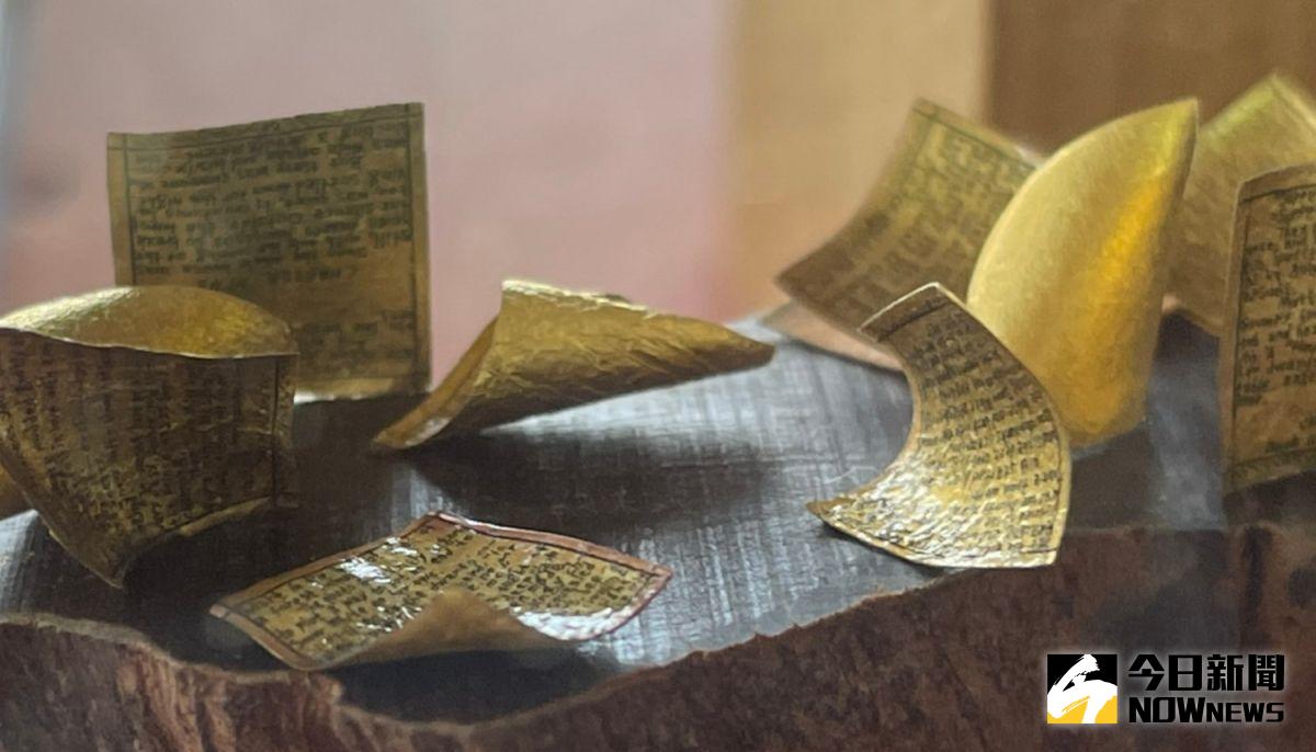 ▲陳逢顯的微小書打破金氏世界紀錄，成為世界上最小的黃金書。（圖／記者陳志仁攝）