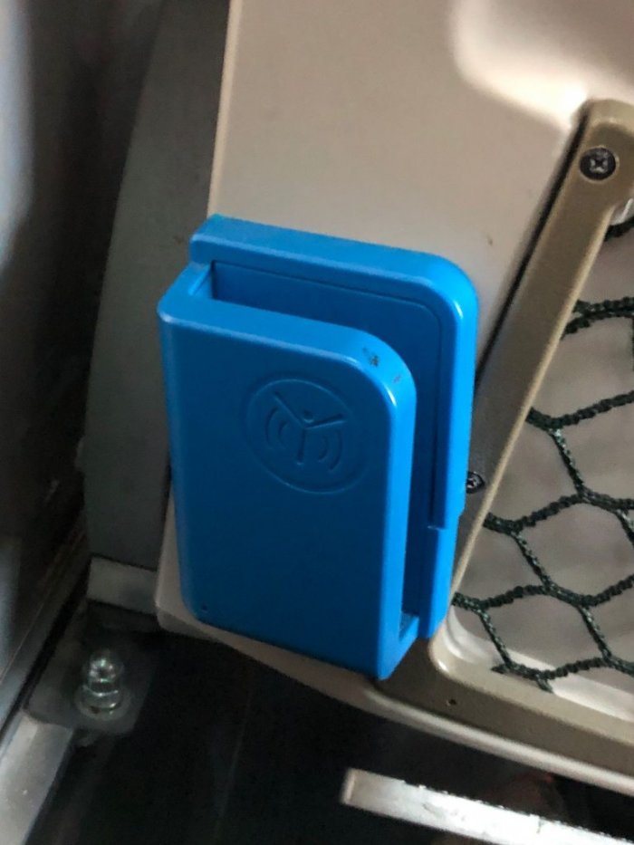 ▲ When a netizen took a passenger, he discovered that each seat had a blue box.  (Image / flip Dcard)