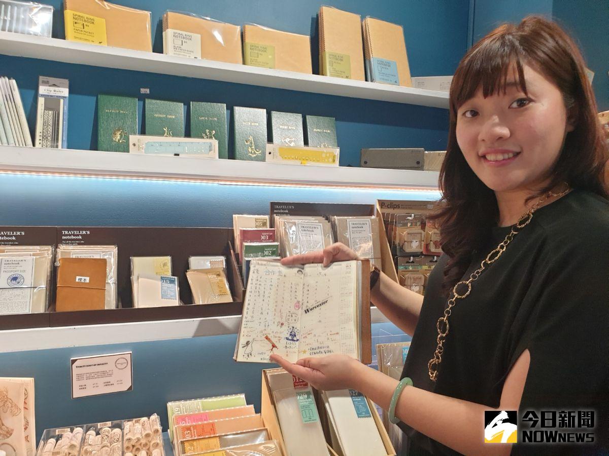 ▲咖啡業的蔡依凝美麗熱情，結合精品咖啡與文創商品的複式咖啡館，提供在地文創者展現創意平台。（圖／記者金武鳳攝，2020.12.14)