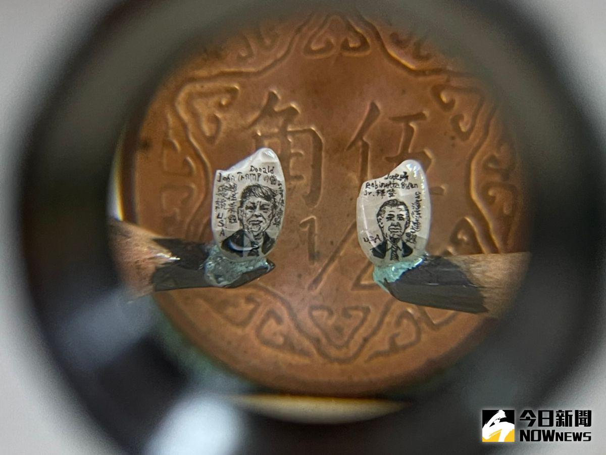 ▲陳逢顯在米粒上雕刻的川普和拜登。(圖/記者陳志仁攝)