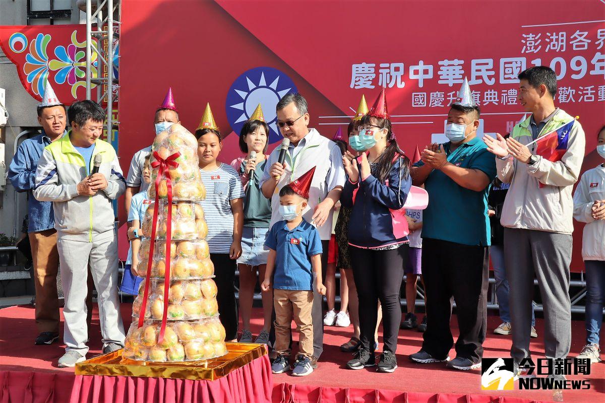 ▲賴峰偉第三任的澎湖縣長即將屆滿兩週年，縣政府「109年廉政暨施政滿意度民意調查」結果出爐，其中整體施政滿意度高達82.8%，較107年提升14.7％。（圖／記者張塵攝，2020.12.14）