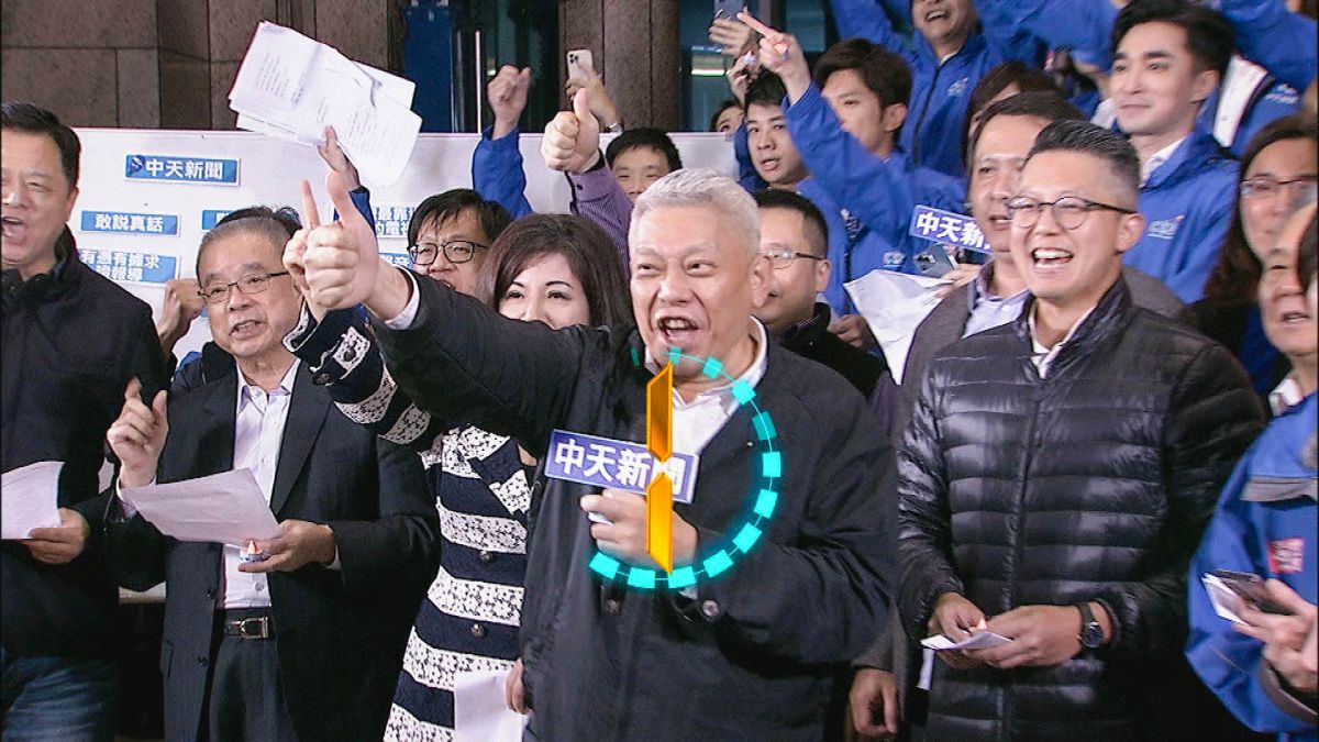 ▲蔡衍明（中）率中天員工倒數。（圖／中天提供）