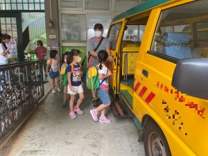 接送孩子不空等 竹市SBIR助攻研發 「校車接送助手」APP ▲新竹市政府藉由SBIR補助,協助欣聯電子成功開發免費的「接送助手」APP,下載連線在出發前按下鍵,家長與校方就可以在上面看見彼此動態,知道車輛幾分鐘後抵達。(圖/記者金祐妤攝,109.12.14)