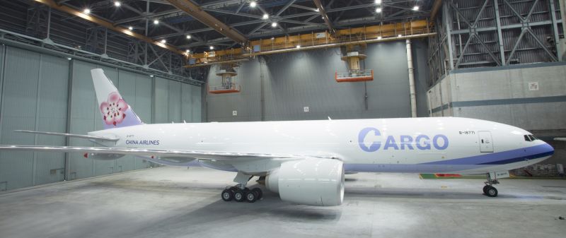 ▲華航公布全新777F貨機的新塗裝,台灣意像藏在CARGO的C字裡。(圖/中華航空提供)