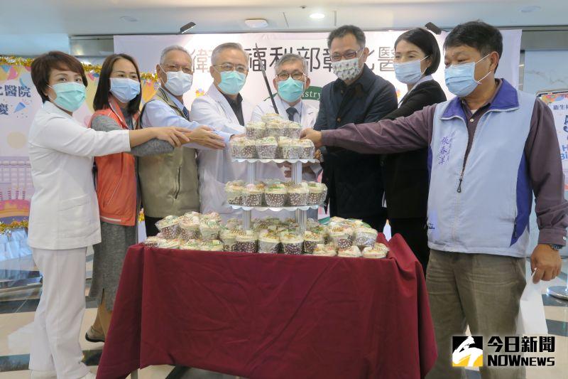 ▲衛福部彰化醫院舉行52週年院慶,院長曾孔彥、前院長謝文淮與來賓一起切蛋糕。(圖/記者陳雅芳攝,2020.12.