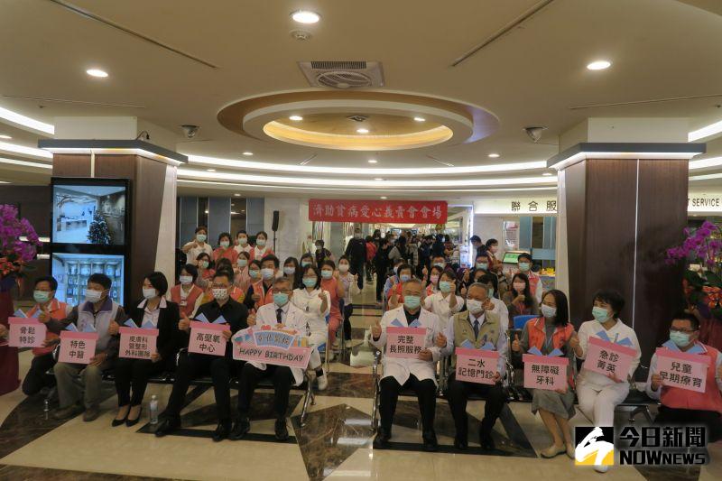 ▲衛福部彰化醫院舉行52週年院,院方特別策劃濟貧愛心義賣活動,慶充滿藥水味的醫院化身為跳蚤市場。(圖/記者陳雅芳攝,2020.12.