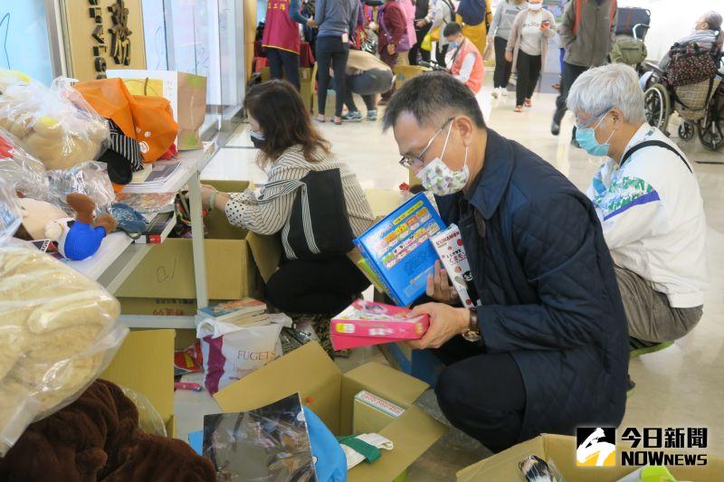 ▲埔心鄉長張乘瑜也選購一些絨毛娃娃要送給孫子。(圖/記者陳雅芳攝,2020.12.