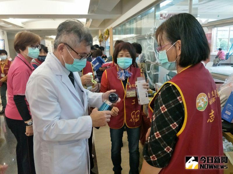 ▲彰化醫院歲末舉行「濟助貧病愛心義賣會」院長曾孔彥到場慰勞辛苦的志工朋友,並選購了保溫瓶。(圖/記者陳雅芳攝,2020.12.