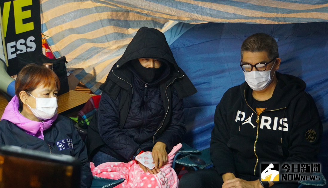 ▲為了抗議民進黨政府強行進口萊豬，前立委沈智慧（中）在立院前絕食，連勝文（右）前往慰問。（圖／記者呂炯昌攝.2020.12.14）