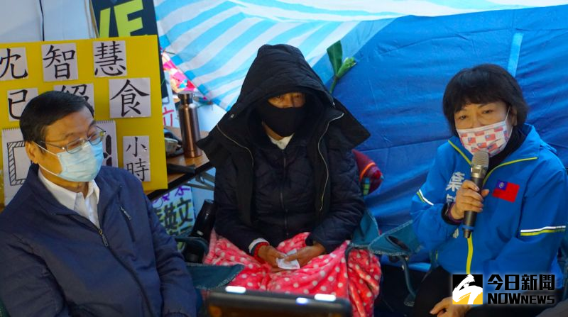 ▲為了抗議民進黨政府強行進口萊豬,前立委沈智慧(中)在立院前絕食,立委曾銘宗(左)、葉毓蘭(右)前往慰問。(圖/記者呂炯昌攝.2020.12.14)