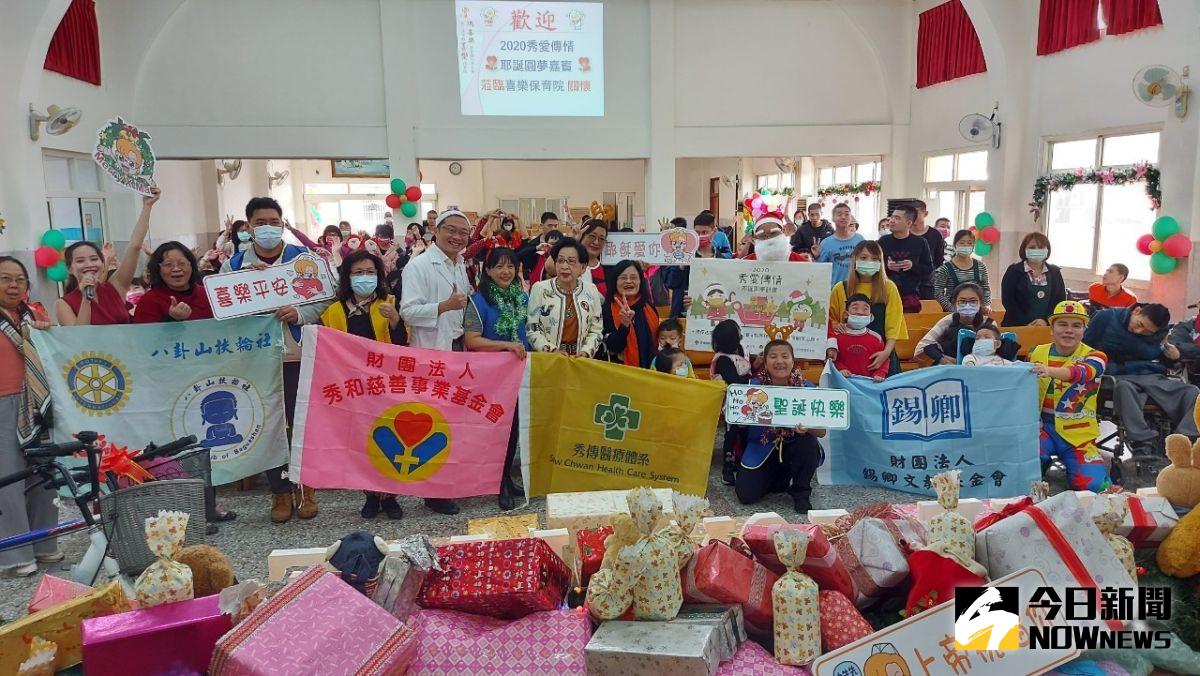 ▲聖誕節前夕，秀傳醫療體系邀請社會愛心人士認捐1050份的禮物，讓喜樂憨兒感受到來自社會的溫暖、愛心與祝福。（圖／記者陳雅芳攝，2020.12. 14）