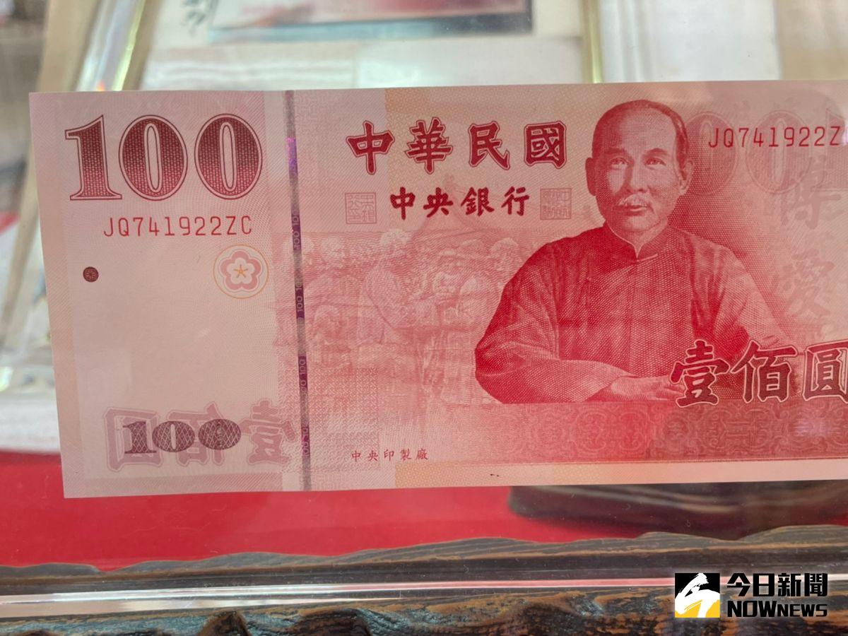 ▲陳逢顯回憶，當初做了100元紅色紙鈔的改良版。（圖／記者陳志仁攝）