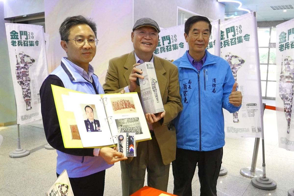 ▲史宗儀將軍贈送62至64年駐防金門時的老照片給金門縣政府。(圖/記者蔡若喬攝影)
