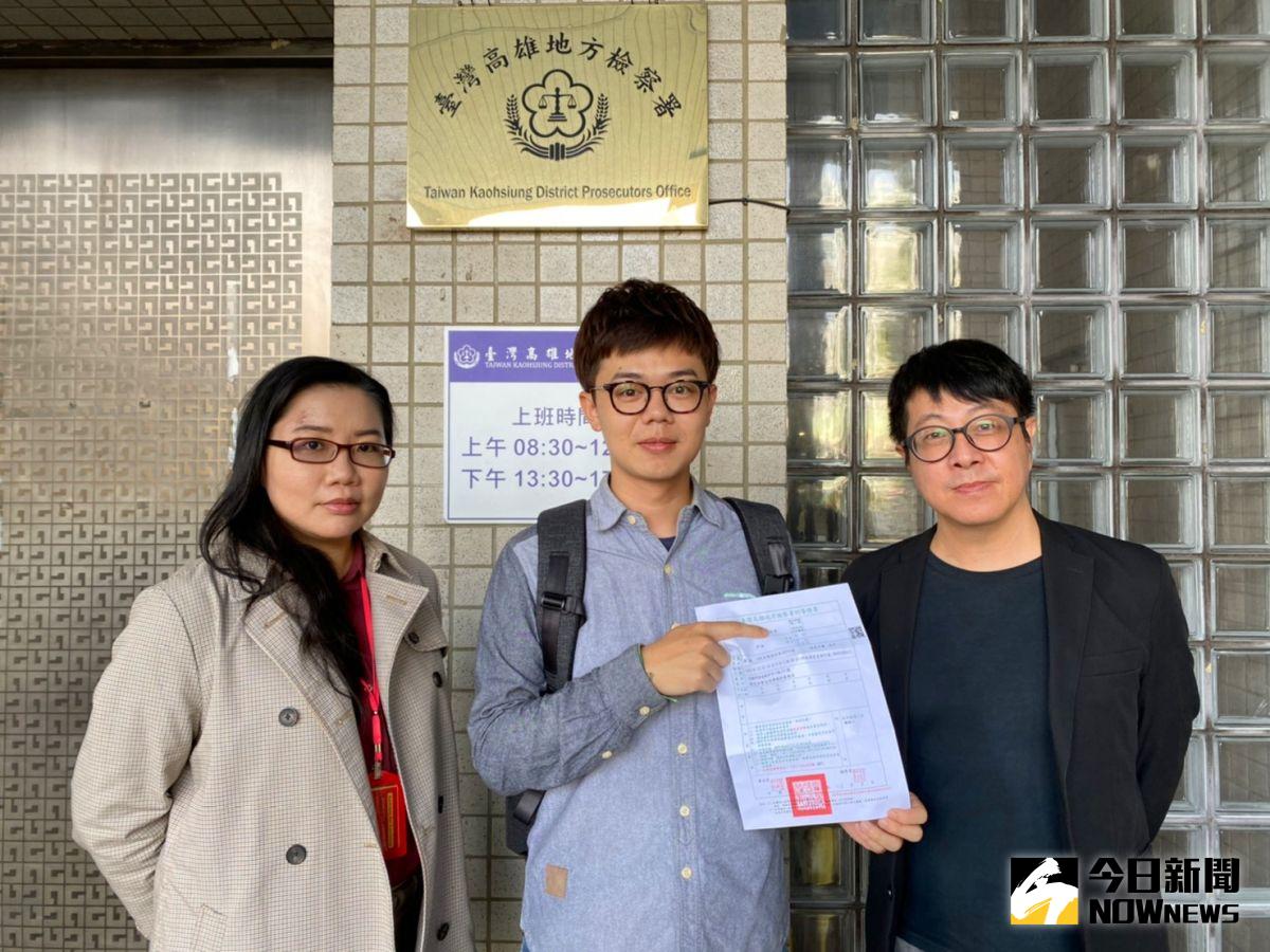▲台灣基進新聞輿情部主任張博洋（中）和wecare高雄發起人尹立（右）因發文質疑營養午餐承包案，遭國民黨高雄市議員邱于軒的先生張簡正偉提告妨害名譽。（圖／記者鄭婷襄攝）